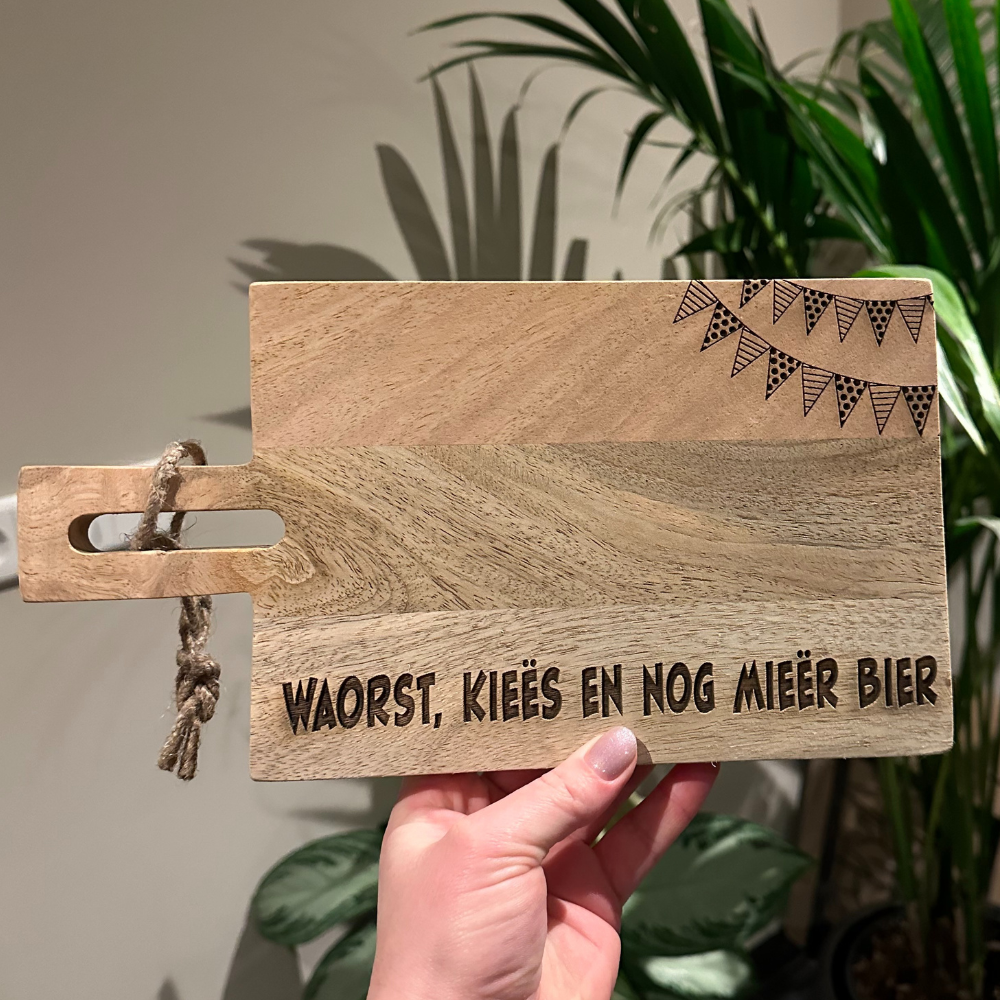 borrelplank worst kaas en bier sfeer